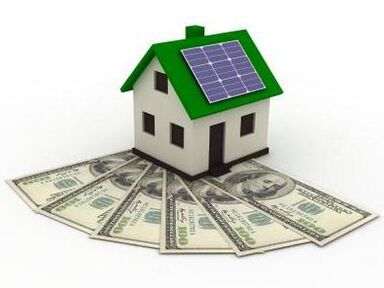 Sonnenkollektoren auf dem Dach des Hauses, um Energie zu sparen