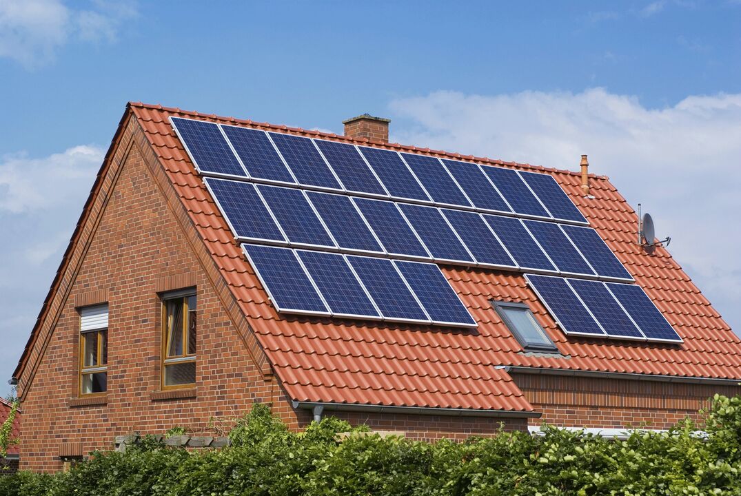 Sonnenkollektoren zum Energiesparen im Haus. 